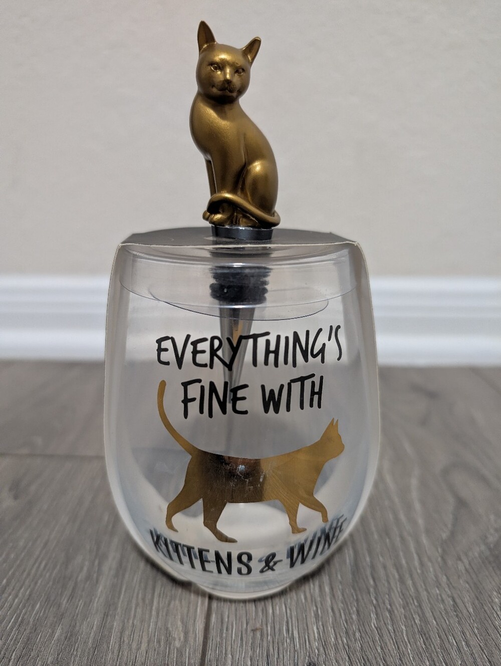 NWT•Francesca's Collections Gold Cat 16 oz Wine Glass & Cat Stopper Set 🍷🐱